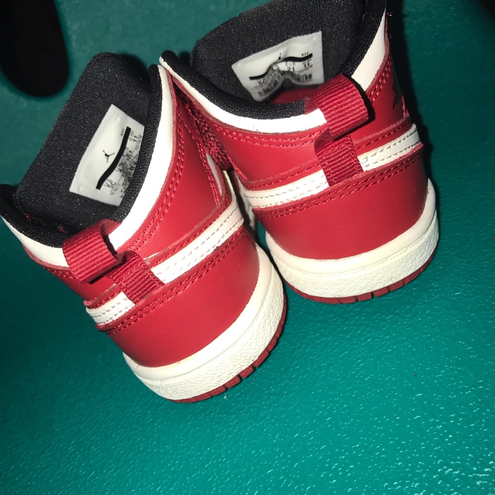 Sneakers - Picture 4 of 8